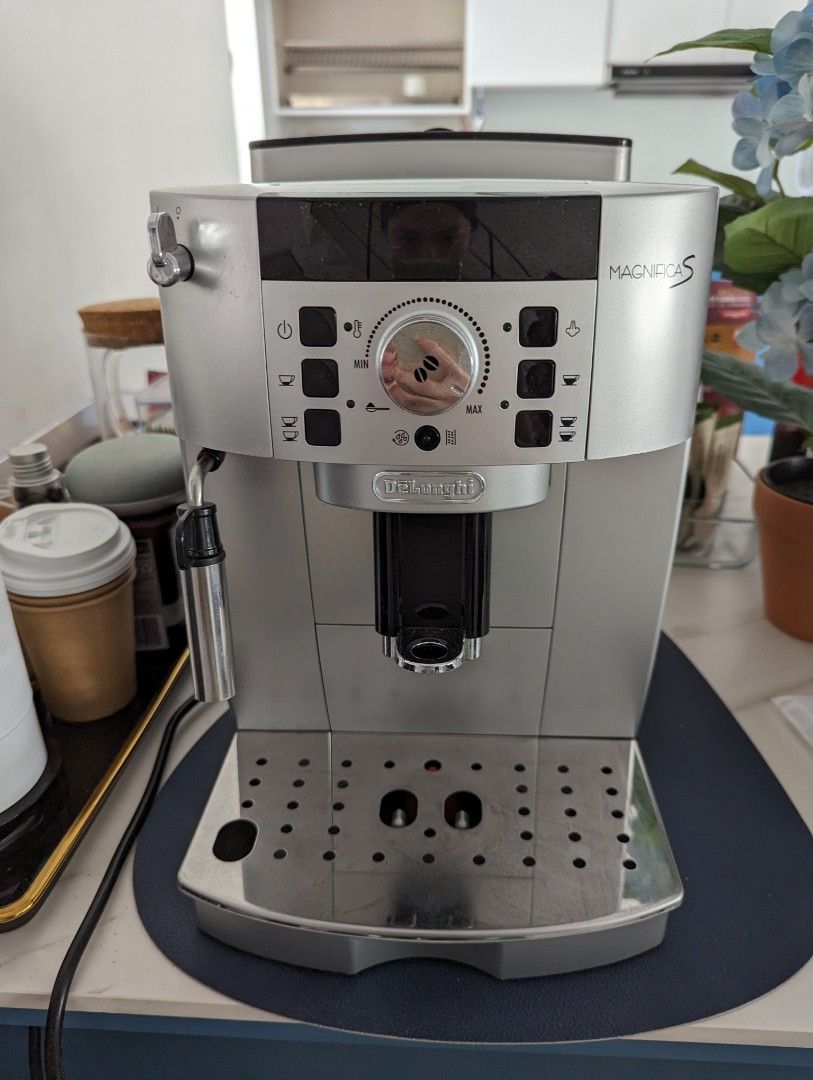 DeLonghi Magnifica S,Fully Automatic Coffee Machine, ECAM22110SB