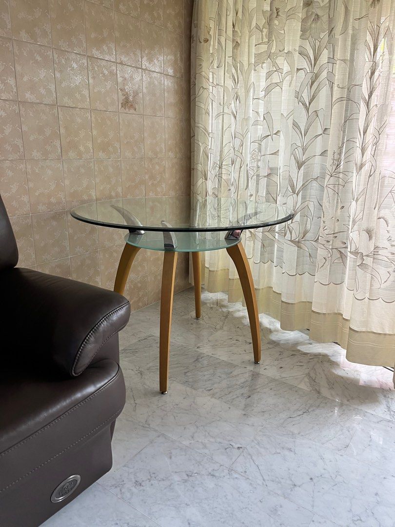 Dining Table (Category: Tables & Sets) located in Singapore. Submitted by candiceang (Listing ID 1248802182, Image 2). Description: Tampered glass top dinning table 105cm .