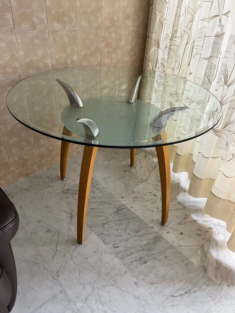 Dining Table (Category: Tables & Sets) located in Singapore. Submitted by candiceang (Listing ID 1248802182, Image 1). Description: Tampered glass top dinning table 105cm .