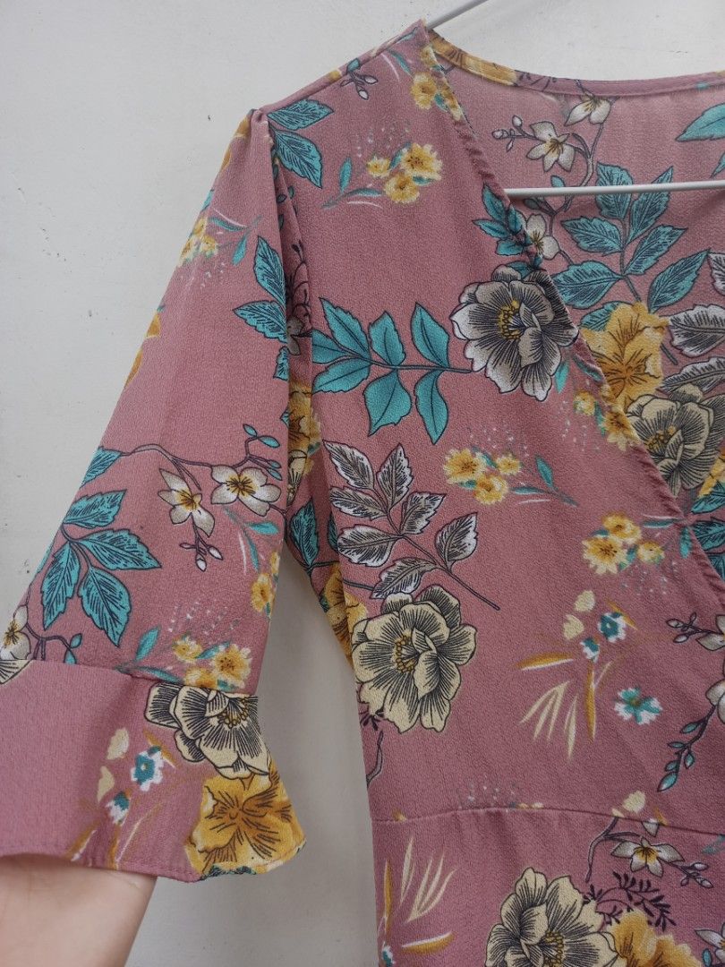 Floral wrap around dress (Category: Dresses) located in Leyte. Submitted by cheapbuyscebu (Listing ID 1248672846, Image 2). Description: like new condition used once rfs: masikip na negotiable pa price.