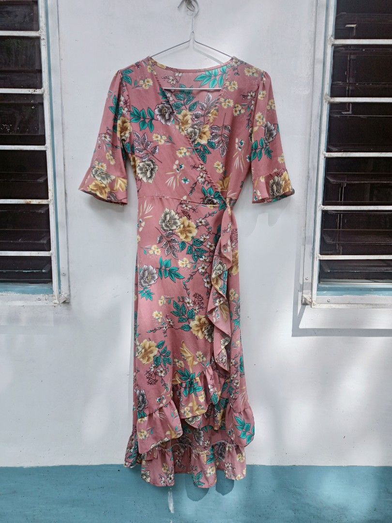 Floral wrap around dress (Category: Dresses) located in Leyte. Submitted by cheapbuyscebu (Listing ID 1248672846, Image 1). Description: like new condition used once rfs: masikip na negotiable pa price.