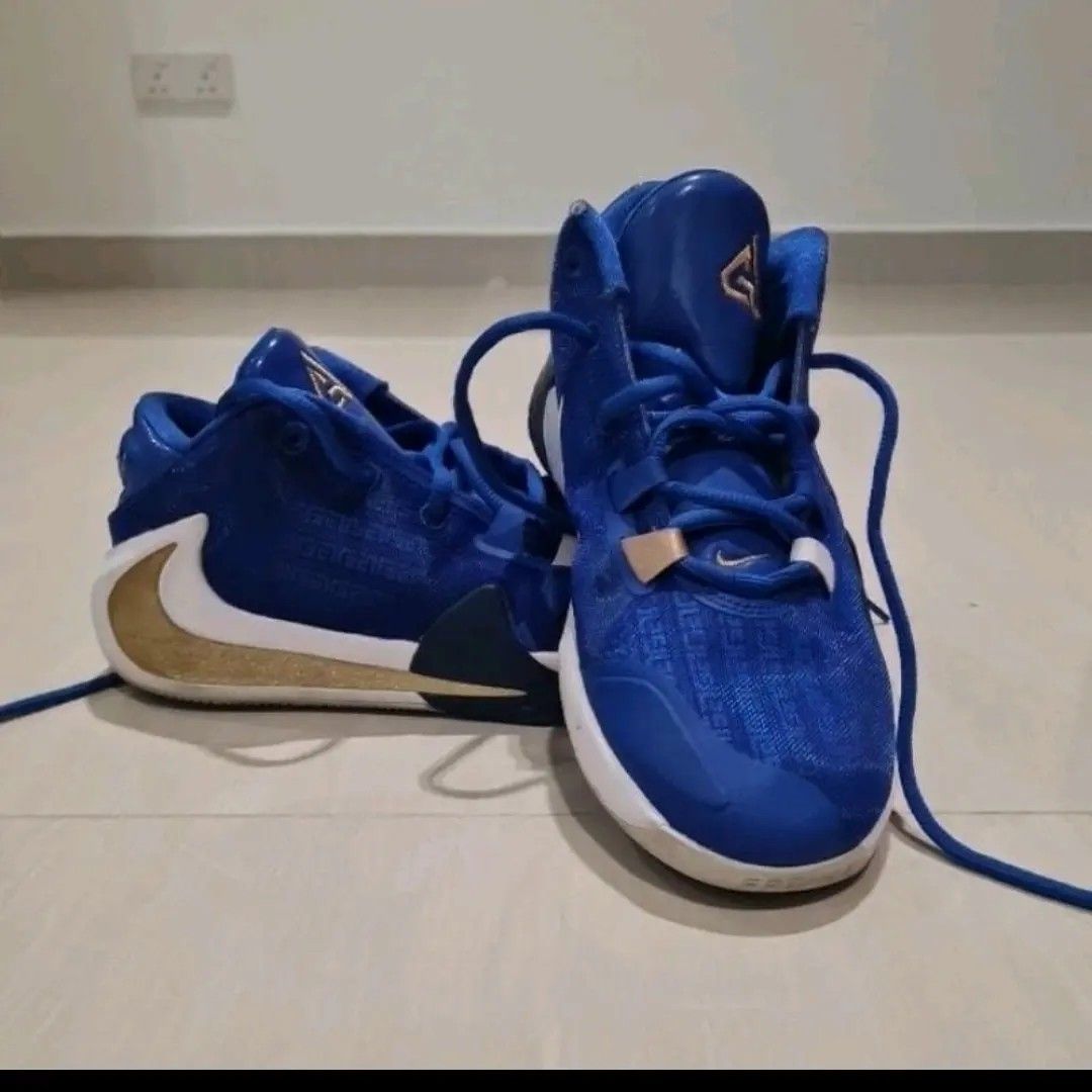 Giannis Zoom Freak 1 Junior Basketball Shoe, Sports Equipment, Sports