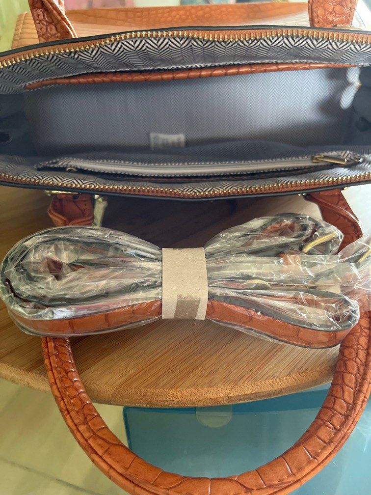 Handbag (Category: Luxury Bags & Wallets) located in Pasig City. Submitted by lynong08 (Listing ID 1248720434, Image 3). Description: .