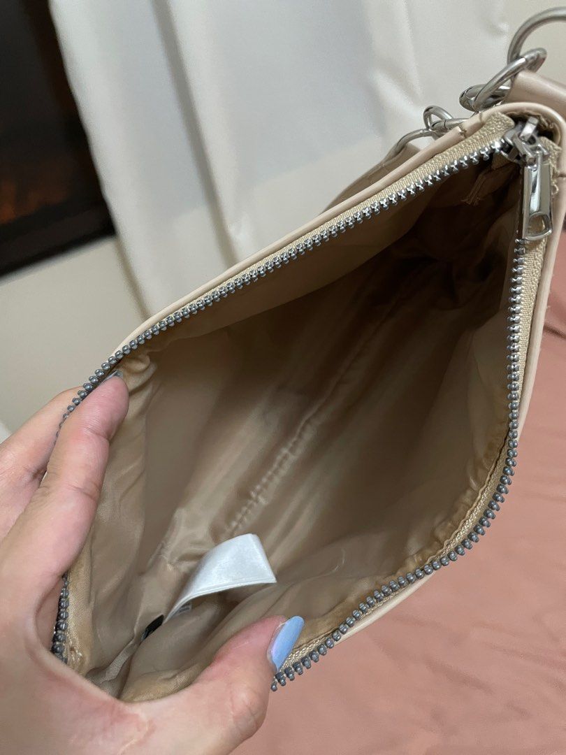 H&M Shoulder Bag / Kili Bag (Category: Shoulder Bags) located in Manila. Submitted by pineapplejuz (Listing ID 1248828715, Image 3). Description: RFS: Decluttering Will pass as brand new. LP posted.