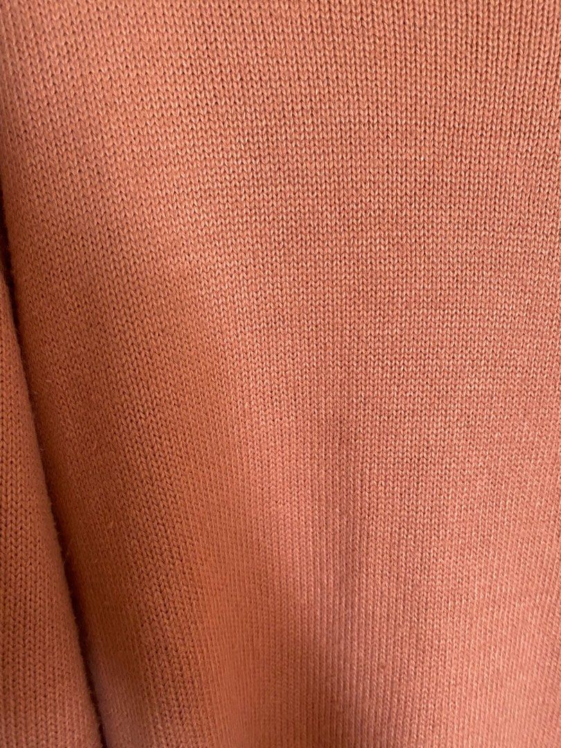 basic knitwear (Category: Other Tops) located in Putrajaya. Submitted by qtneedsnewowner (Listing ID 1248717821, Image 3). Description: s-m jenis singkat.