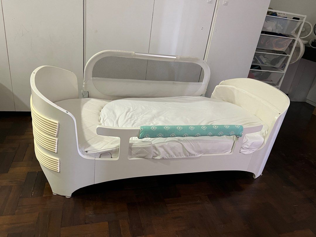 Leander cot + junior extension + mattresses + side rail extension