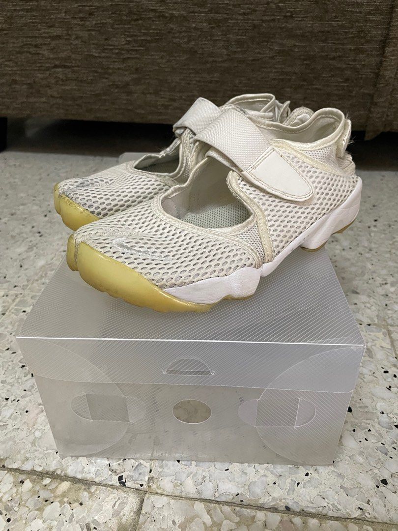 NIKE 座り込む ナイキ エアリフト ゴールド 23