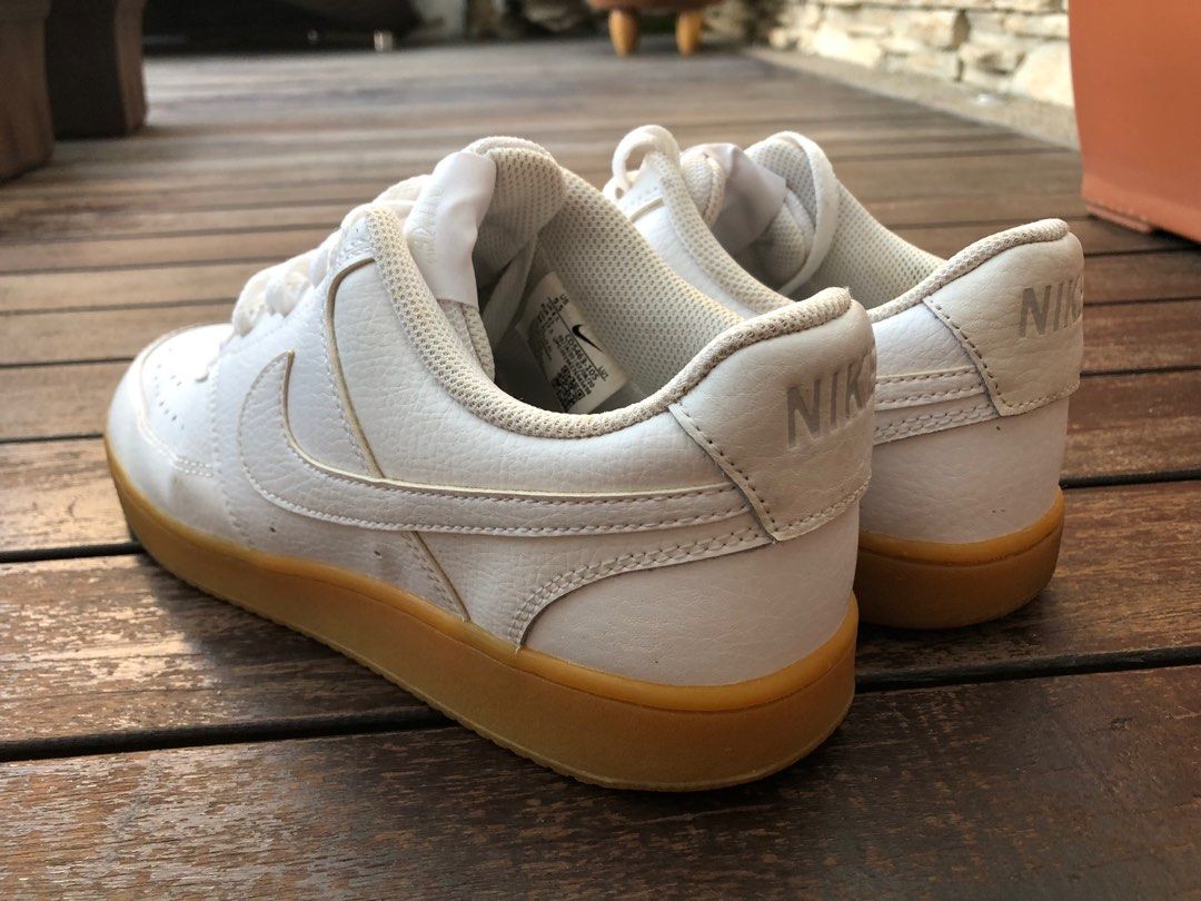 White nikes sales gum sole