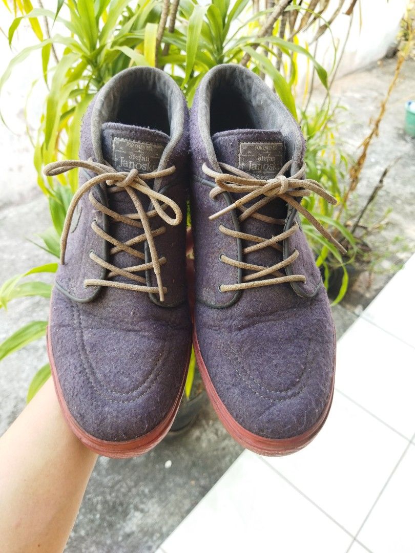 Sepatu Nike stefan janoski original size 44 fit 43 insole 28cm. Kondisi seperti di foto masih aman bgt buat daily butuh cuci aja.lem lem masih aman
