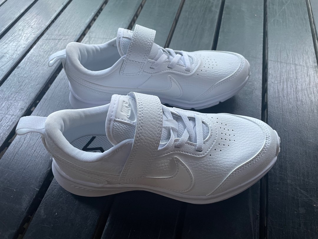White nike trainers for kids hot sale