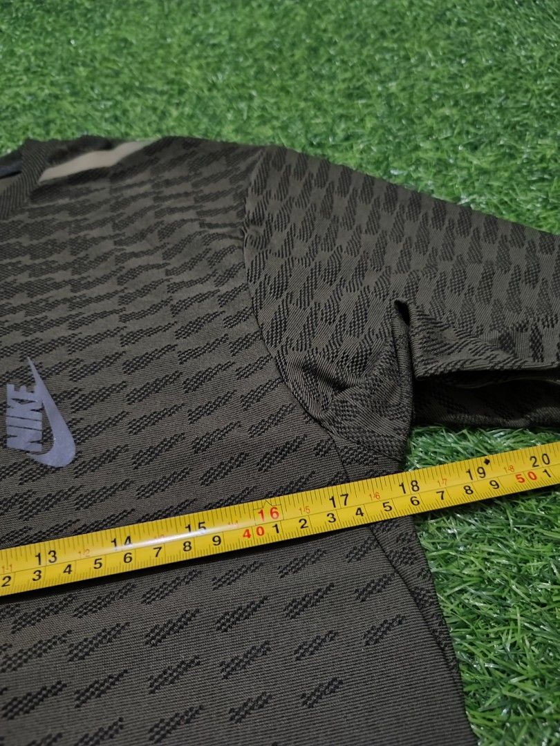 nikelab essentials tee