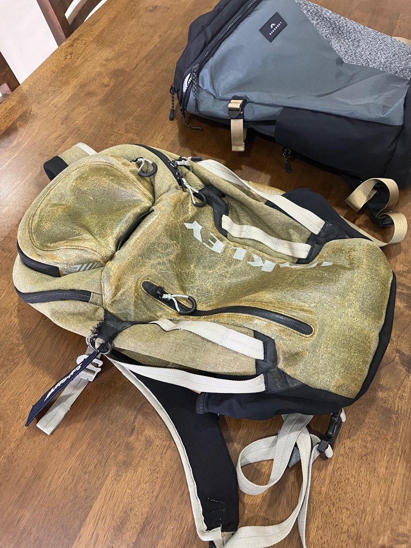 Oakley voyage 2.0 backpack top