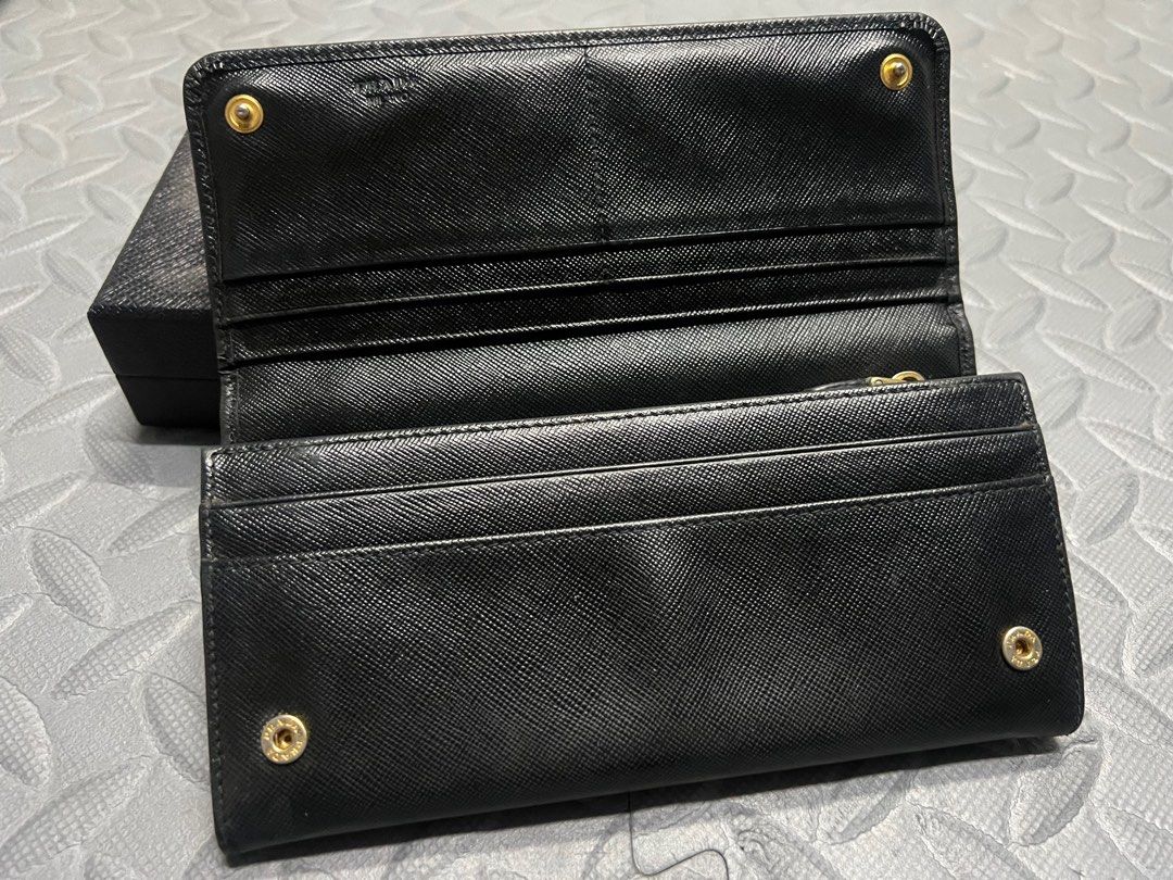 ₱r@d@ Saffiano Long Wallet (Category: Luxury Bags & Wallets) located in Quezon City. Submitted by pau.pm (Listing ID 1248665741, Image 3). Description: 📍Selling for Php9,000 📍Shipping from Brgy. Central, QC 📍MOP: BPI or Gcash This is an authentic Saffiano zip around wallet in black. This is a chic clutch wallet that is finely crafted of luxurious Saffiano cross-grain leather. The 3/4 wrap around zipper opens to a leather compact interior of zi