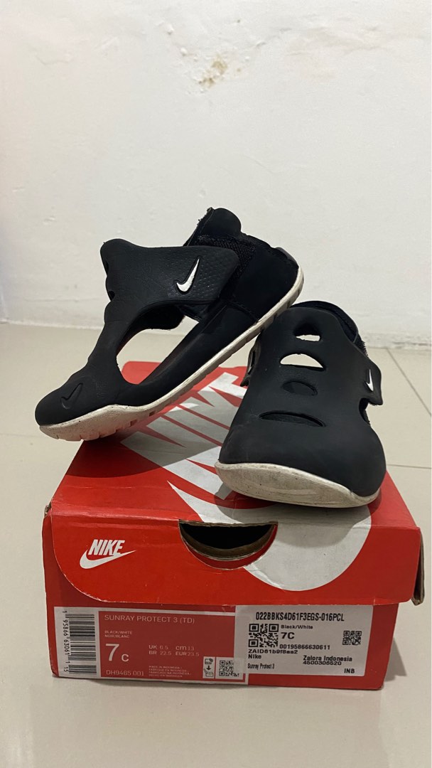 Nike store sandals 7c