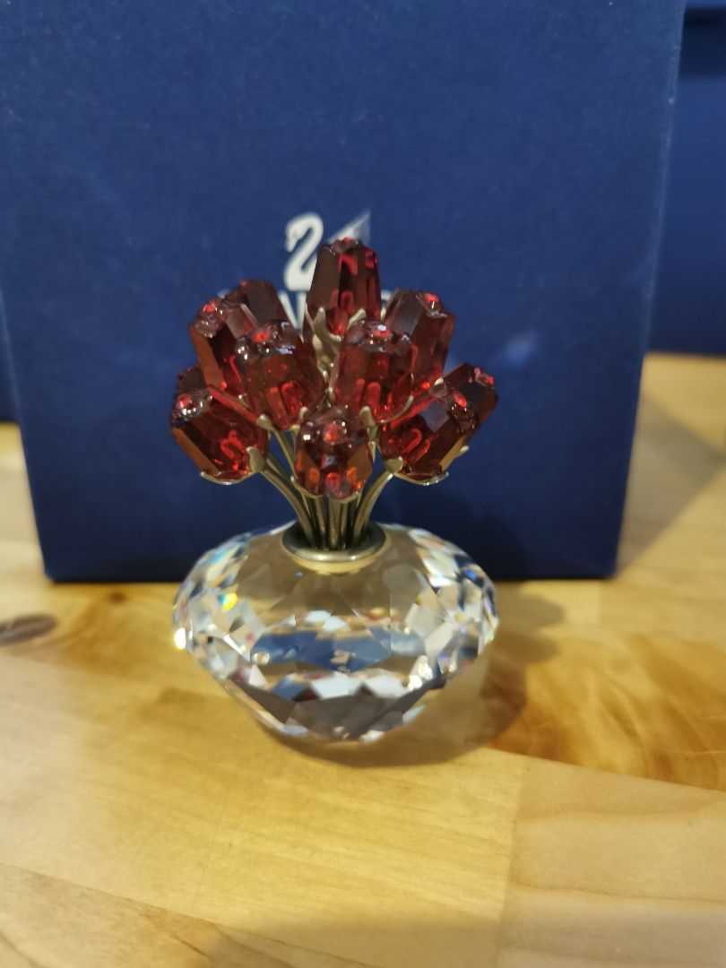 Swarovski red rose, 名牌, 飾物及配件 Carousell