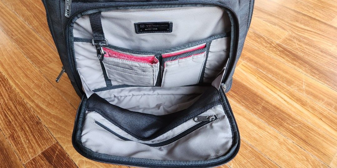 Swiss Army Backpack with wheels and pullhandle, Women's Fashion, Bags