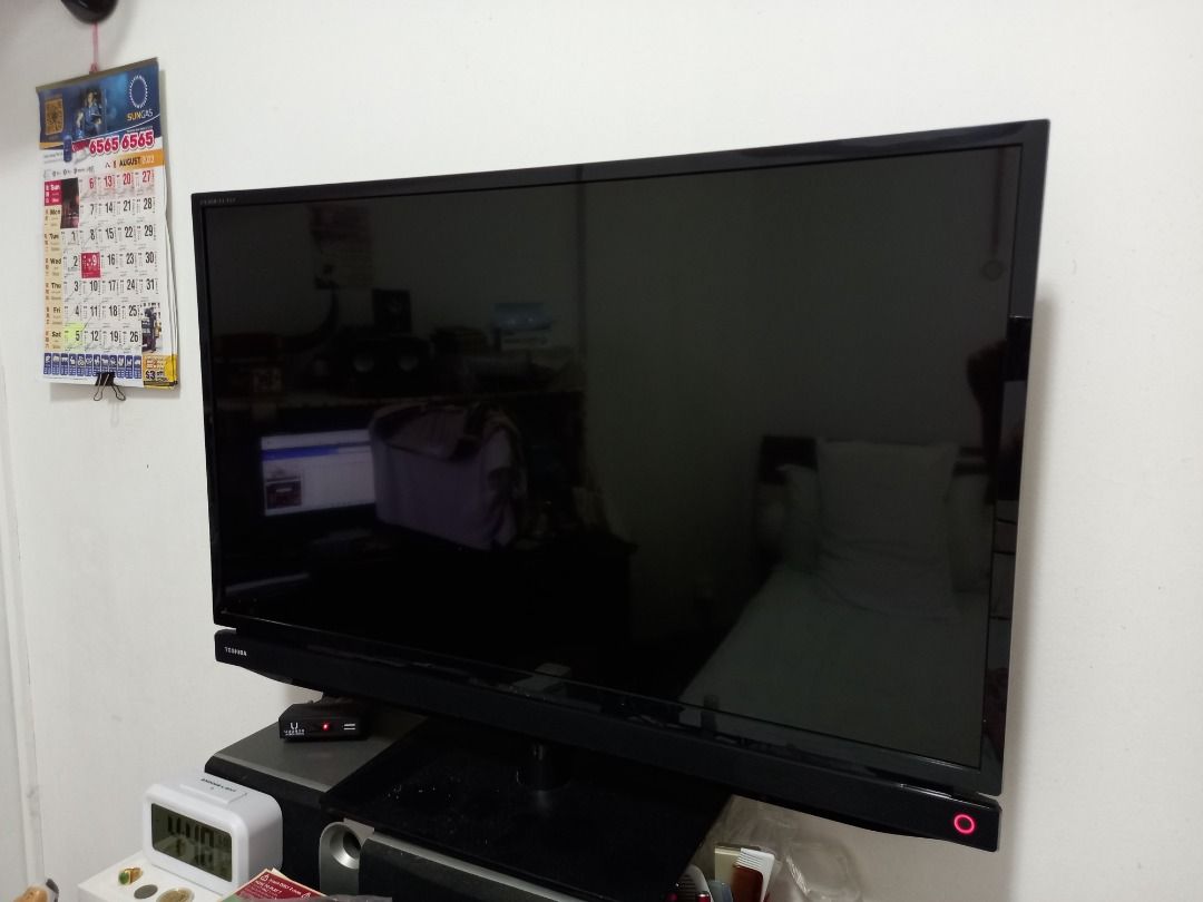 Toshiba 32" (Mdl 32P1300) nonDigital TV with DT2 box (collect only