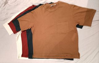 https://media.karousell.com/media/photos/products/2023/8/13/uniqlo_men_oversized_tee_m_1691943650_fe492d70_thumbnail.jpg