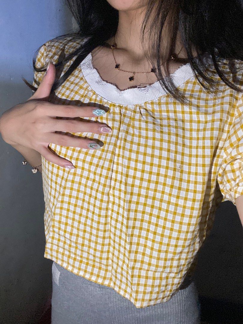 Yellow Plaid Crop Top Korean, Fesyen Wanita, Pakaian Wanita, Atasan di  Carousell