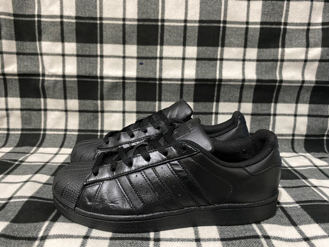 Adidas superstar triple black Fesyen Pria Sepatu Sneakers di Carousell