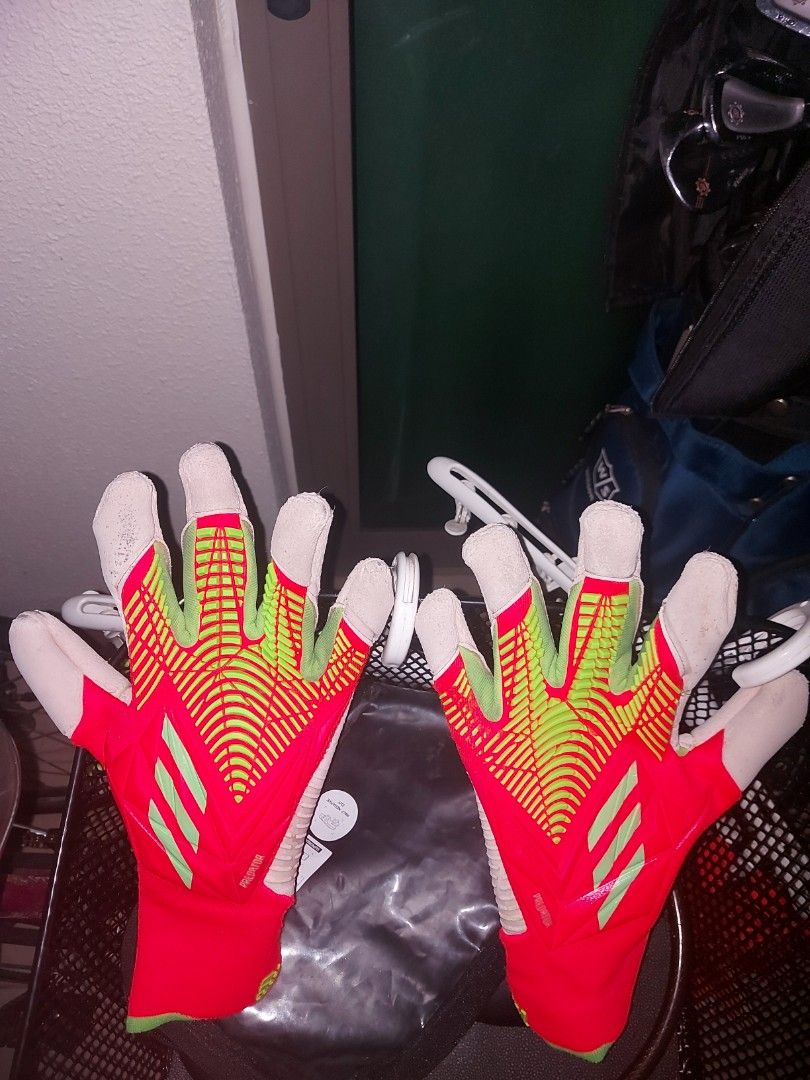 URGENT ADIDDAS GOALKEEPER GLOVE URG 2.0 Sports Equipment Sports