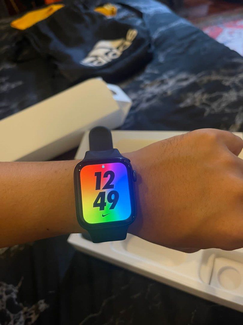 Apple watch series 5 44mm deals space grey with black sport band