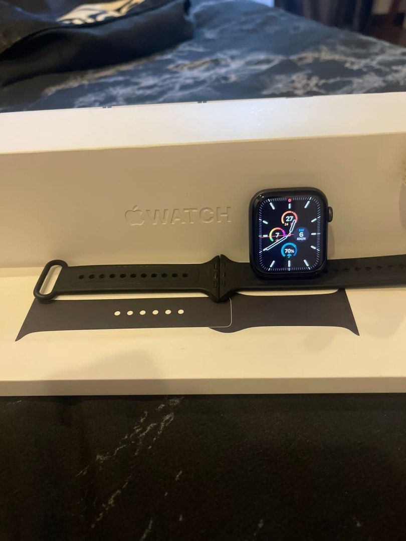 Apple watch series 5 44mm shop space grey with black sport band