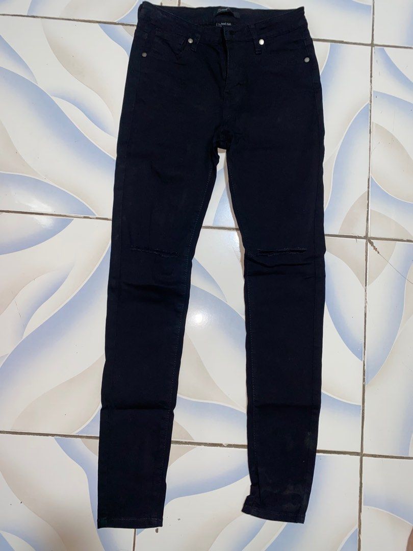 Black ripped jeans (Category: Jeans) located in Cavite. Submitted by the.selective_ (Listing ID 1248924326, Image 1). Description: Still brad new but tag already removed. Have not worn. RFS: decluttering.