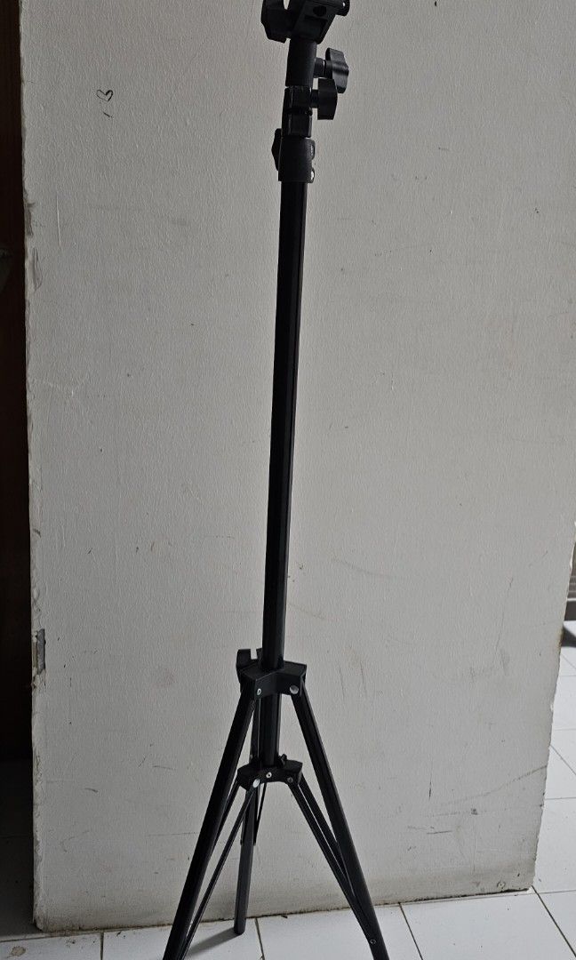 Camera stand (Category: Tripods & Monopods) located in Singapore. Submitted by handymanservises (Listing ID 1249008671, Image 1). Description: .