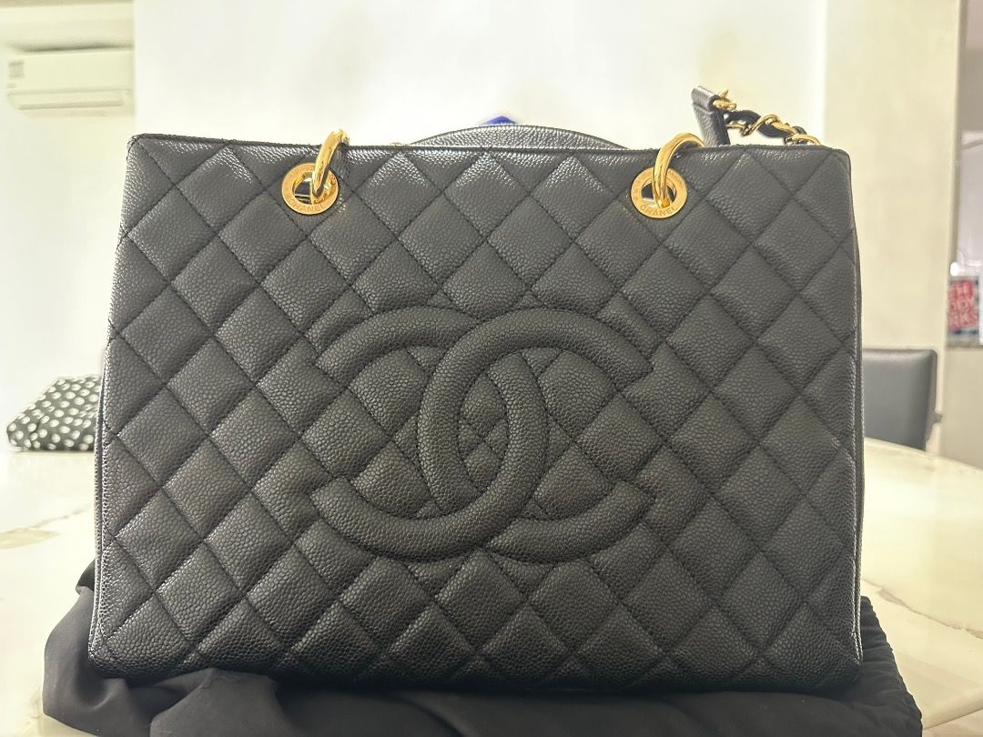 Chanel Black Caviar Quilted Pochette Shoulder Bag – como-vintage