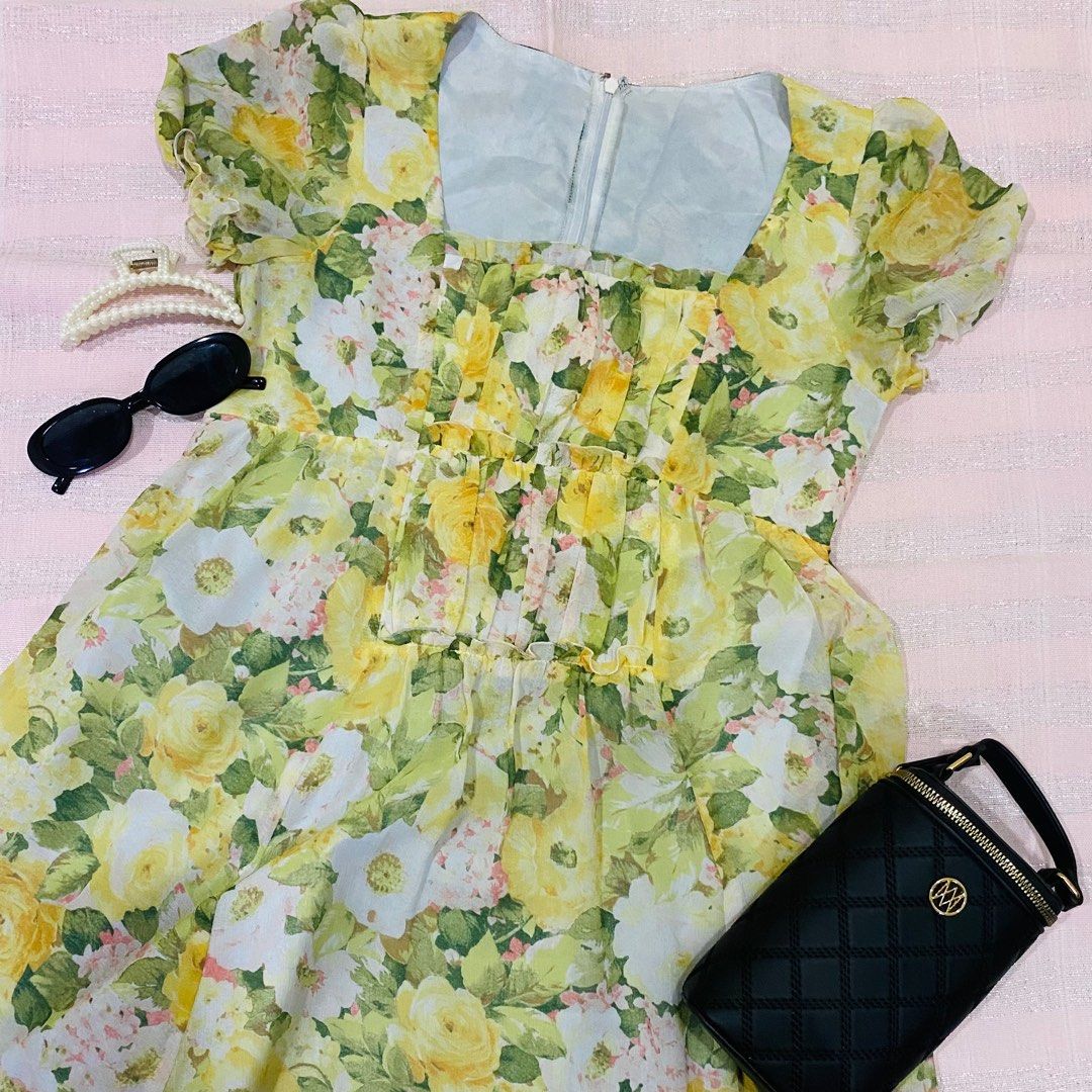 Fairy Dress Yellow (Category: Dresses) located in Manila. Submitted by ashantilaneeeee (Listing ID 1249000213, Image 1). Description: Yellow fairy dress fits small - medium.