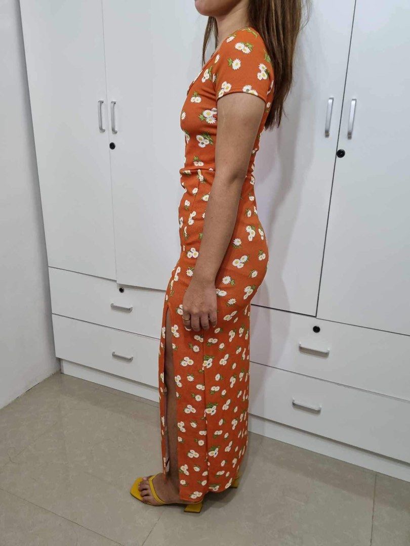 Floral Midi Dress with Slit (Category: Evening dresses & gowns) located in Bocaue. Submitted by mjpvv (Listing ID 1248952388, Image 3). Description: Worn once From boohoo Fits small-medium No flaws .