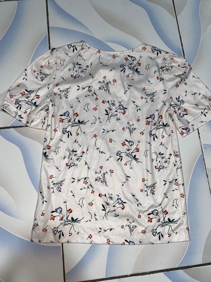 For Me blouse (Category: Blouses) located in Cavite. Submitted by the.selective_ (Listing ID 1248923424, Image 2). Description: Used 2x pa lang, still 10/10 condition XS size RFS: decluttering .