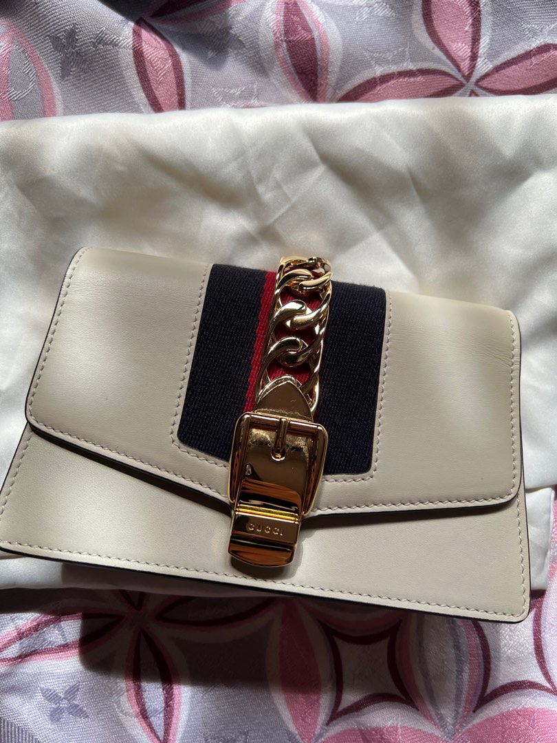 White gucci purse discount with gold chain
