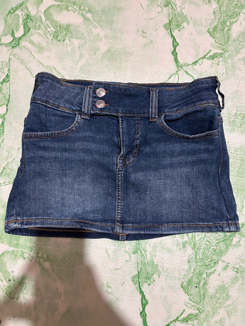 h&m denim mini skirt (Category: Skirts) located in Santiago. Submitted by applee19 (Listing ID 1248944561, Image 1). Description: doesn’t fit me.