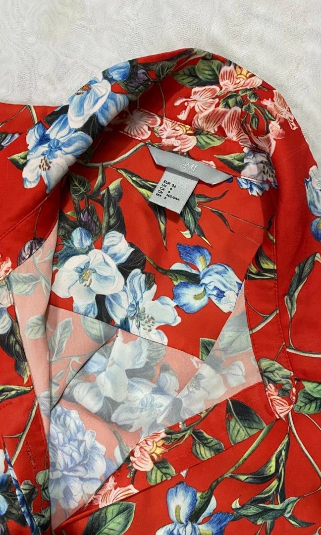 H&M FLORAL LONGSLEEVES (Category: Longsleeves) located in Quezon City. Submitted by hellovianx (Listing ID 1248978185, Image 2). Description: 10/10 condition Worn once Bought in Netherlands Fits M-L.
