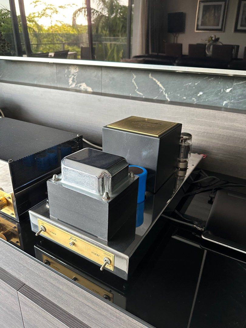 Jadis JPS2 two chassis preamp, Jadis JA80 monoblock power amps, Wilson