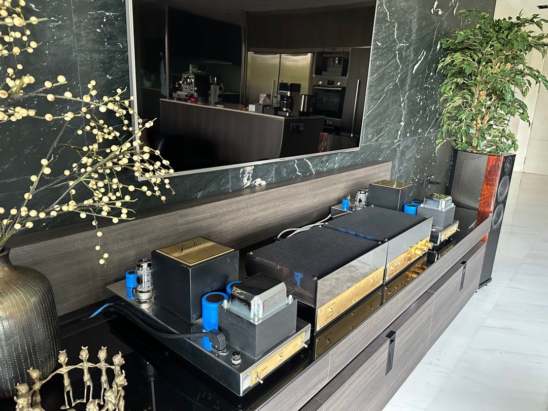 Jadis JPS2 two chassis preamp, Jadis JA80 monoblock power amps, Wilson