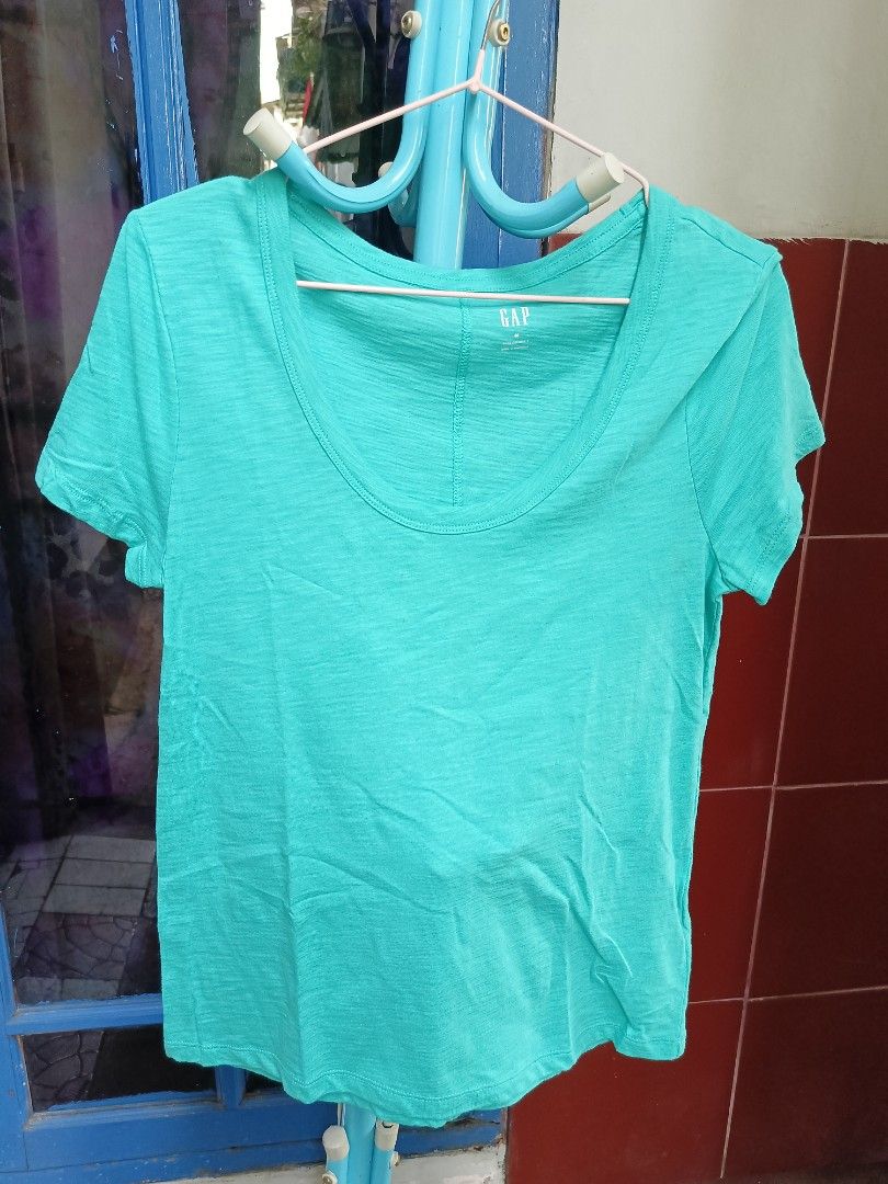 Kaos Polos warna tosca, Fesyen Wanita, Pakaian Wanita, Atasan di Carousell
