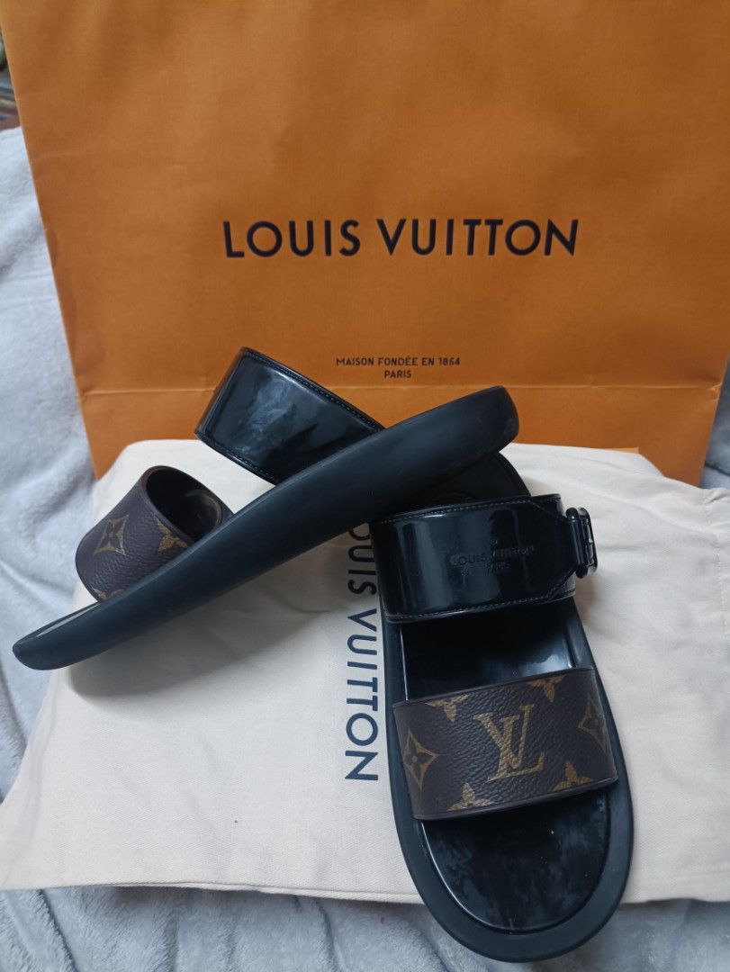 Louis Vuitton Sunbath Flat Mule, Women's Fashion, Footwear, Flipflops and  Slides on Carousell