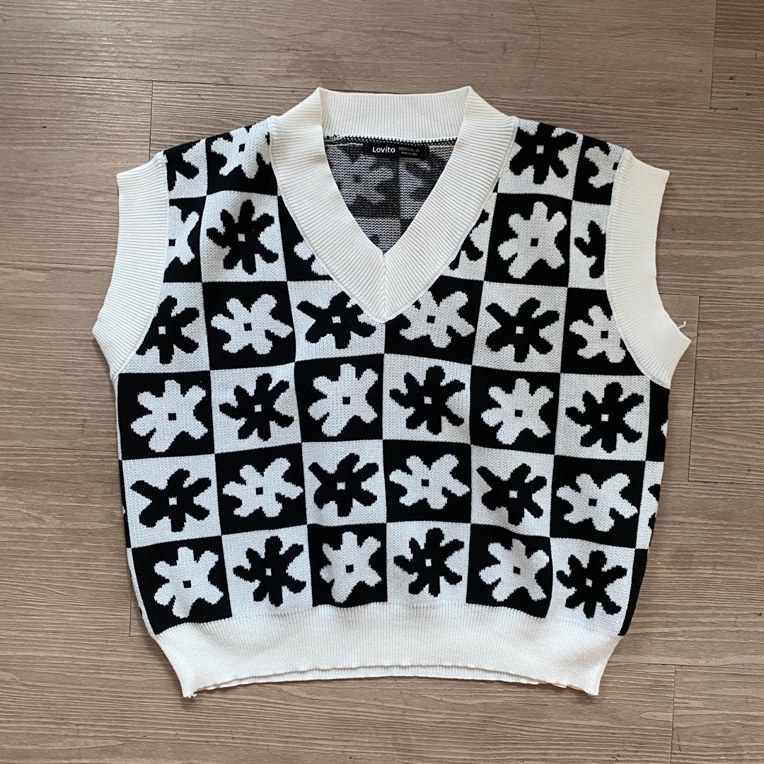 lovito floral black and white knitted vest on Carousell