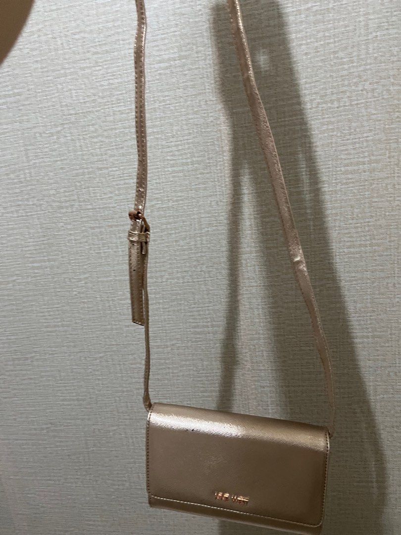 Nine West Clutch/Crossbody (Category: Cross-body Bags) located in Pasig City. Submitted by ojala (Listing ID 1249028436, Image 3). Description: Used twice nine west bag Can be used for casual or formal event.