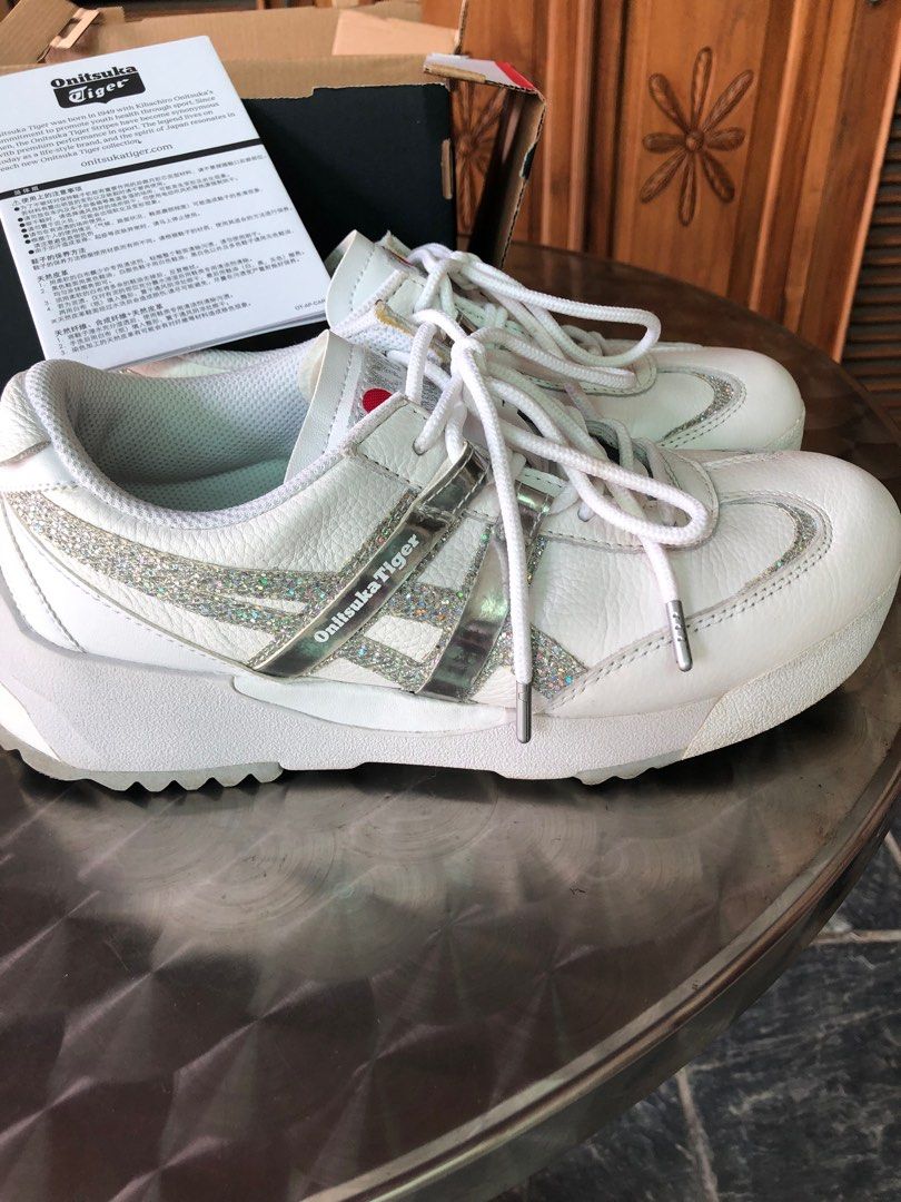 Onitsuka Tiger leather delegation EX shoes (Category: Sneakers) located in Singapore. Submitted by chapelle (Listing ID 1248994269, Image 3). Description: White/pure silver leather shoes.