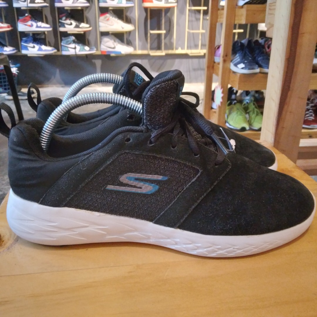 SKECHERS Men s Fashion Footwear Sneakers on Carousell