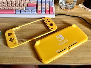 Switch Lite (Yellow case)