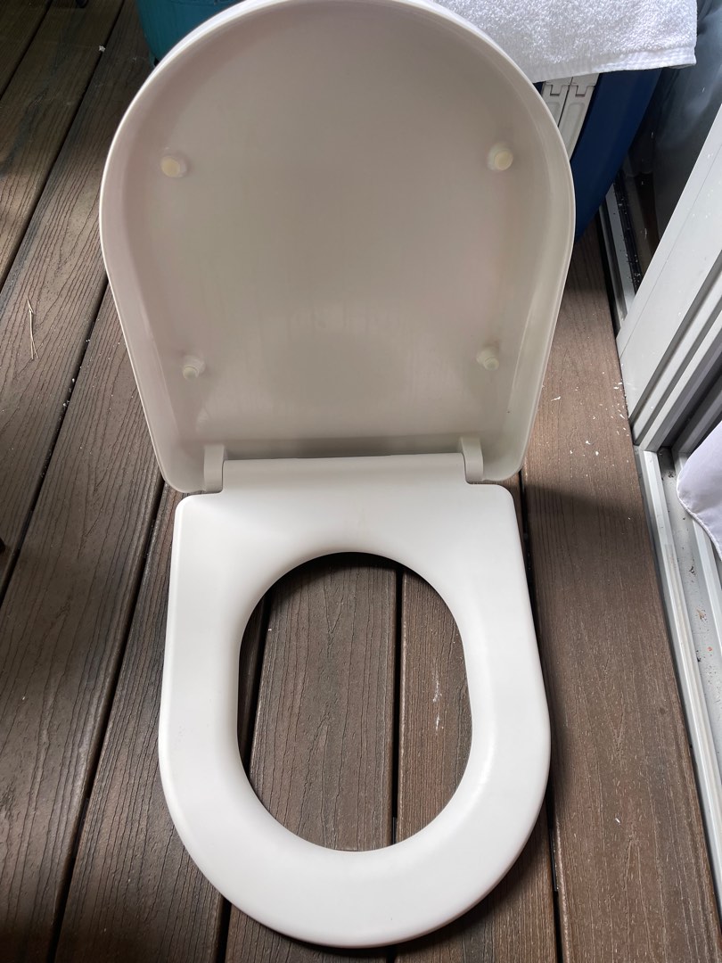 TOTO soft closing toilet seat, Furniture & Home Living, Bathroom & Kitchen Fixtures on Carousell