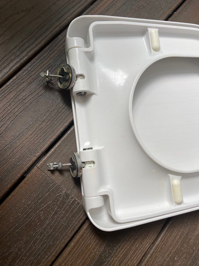 TOTO soft closing toilet seat, Furniture & Home Living, Bathroom