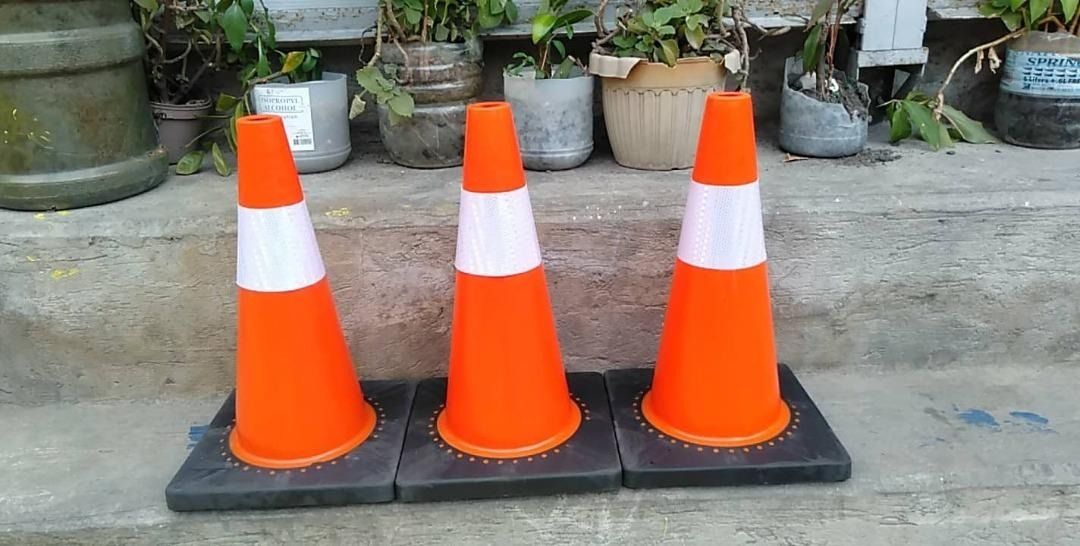 Traffic cone 18 inches on Carousell