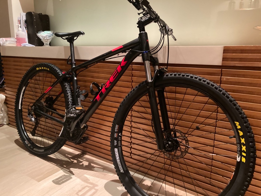 Trek marlin 7 deals black and red