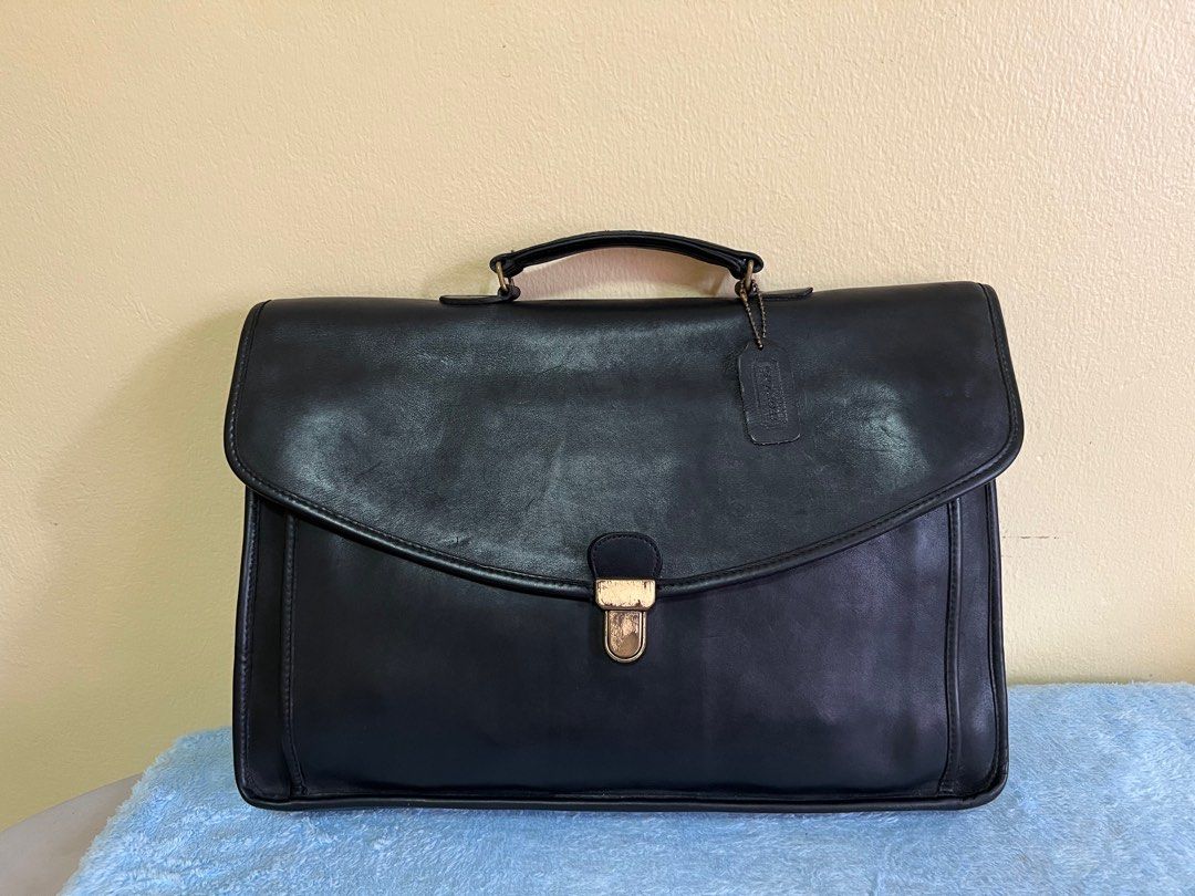 Vintage Coach Document Bag (Category: Luxury Bags & Wallets) located in Villasis. Submitted by mariabadz (Listing ID 1248953847, Image 1). Description: Strap is not original .